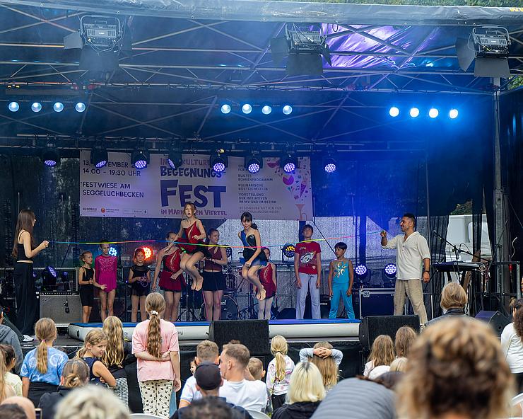 Blick auf die beleuchtete Begegnungsfest-Bühne