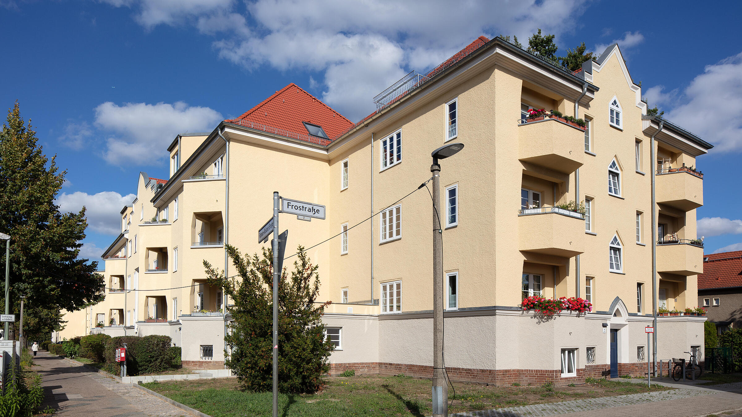 Außenaufnahme zeigt ein frisch renoviertes Gebäude in der Frostraße.