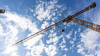 Blick auf einen Baukran mit Richtkrank