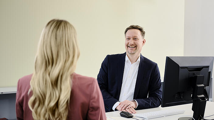 Zwei Personen im Gespräch miteinander