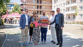 Schlüsselübergabe am Hamburger Platz (v.l.n.r.): Lars Holborn (GESOBAU AG), Julia Dahlhaus (DMSW Architekten), Neumieter, Cornelius Bechtler (Baustadtrat Bezirk Pankow), Christian Gaebler (Senator Stadtentwicklung, Bauen und Wohnen).