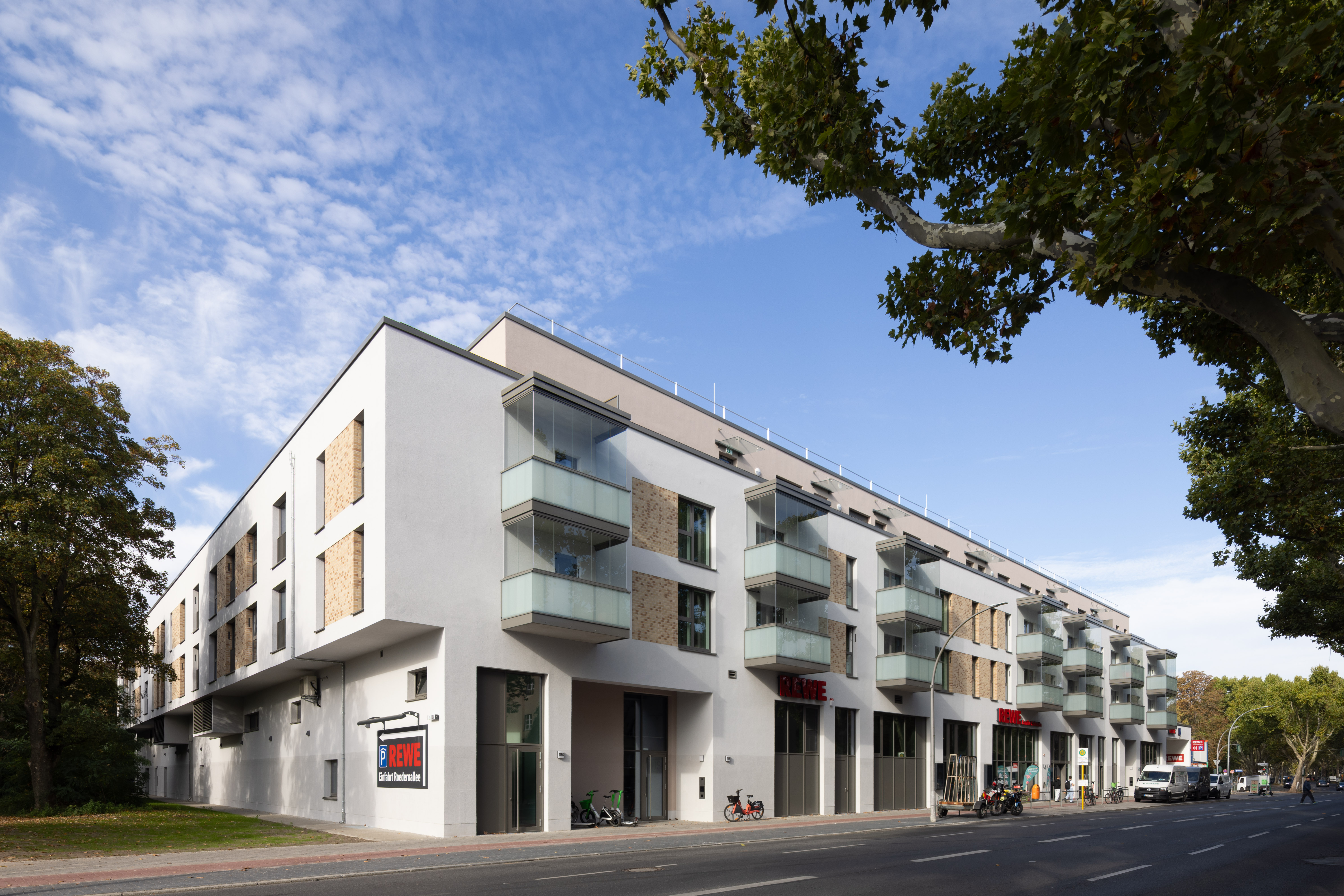 Außenaufnahme zeigt das Wohnhaus Quartier Alt-Wittenau entlang der Roedernallee 118G.