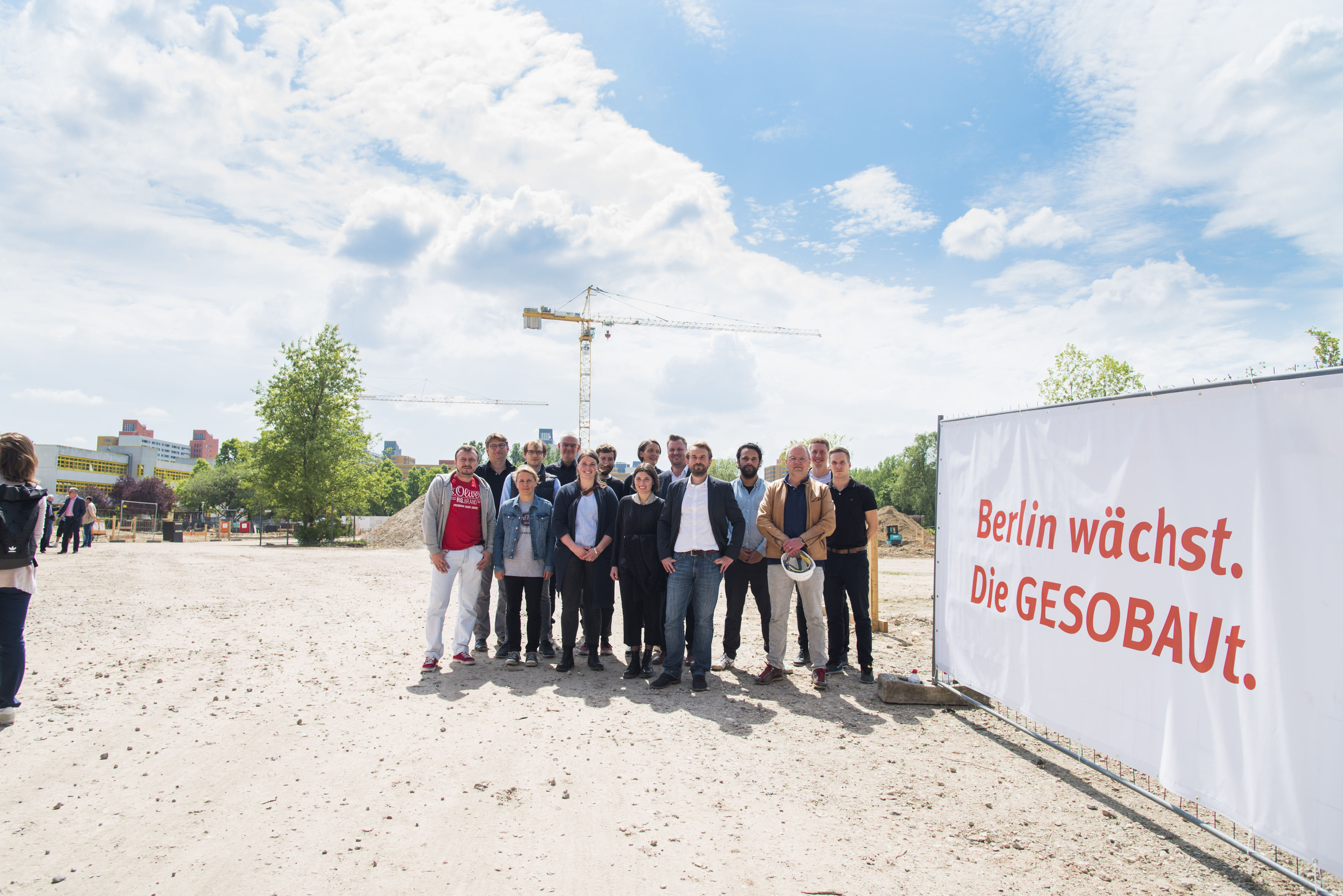 Gruppenfoto bei der Grundsteinlegung im Theodor Quartier