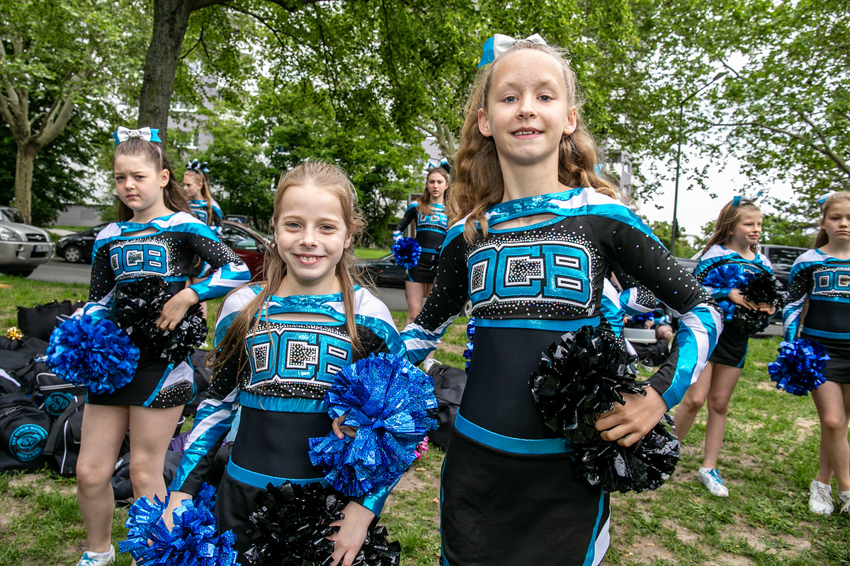 zwei Mädchen einer Cheerleader-Gruppe lachend
