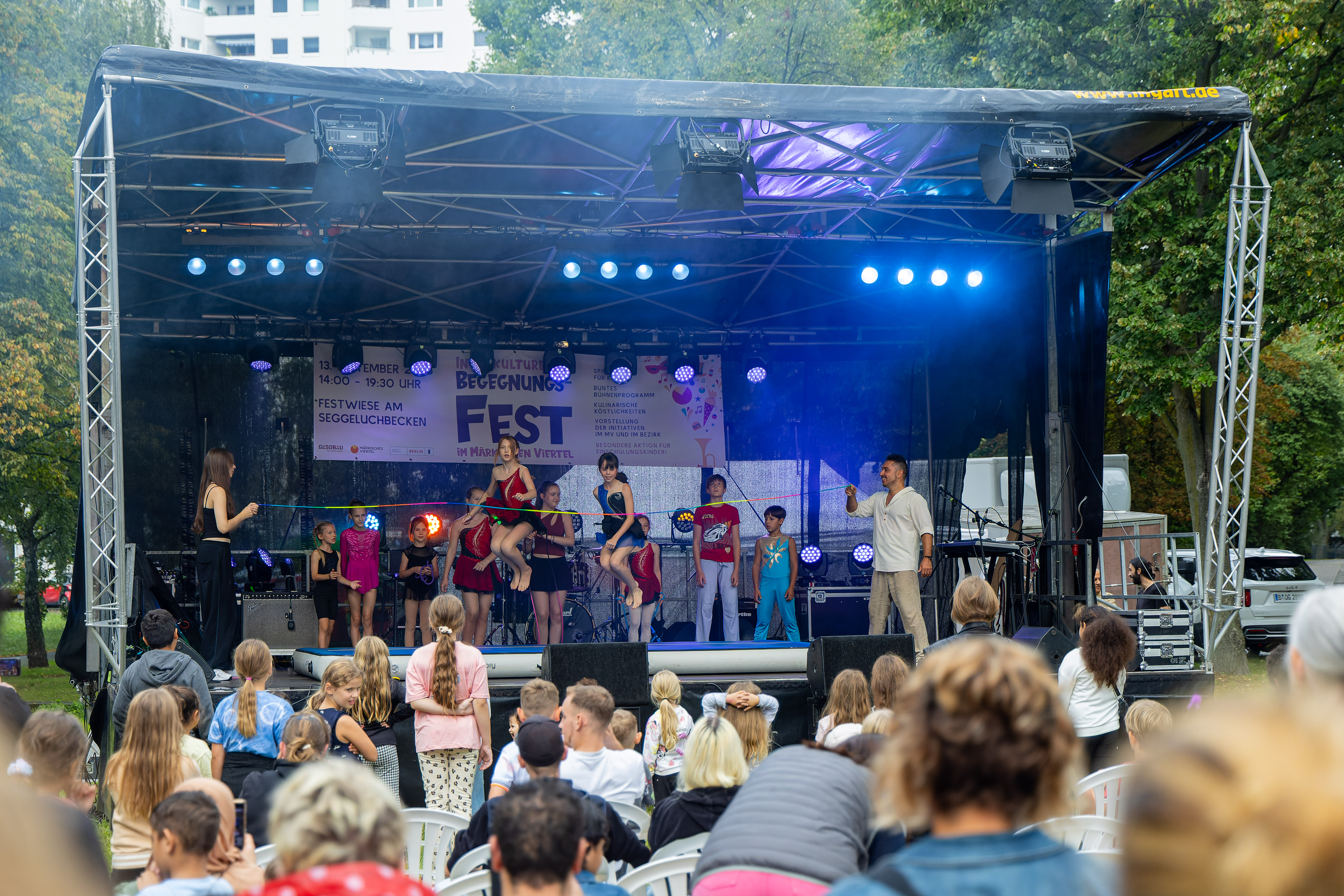 Blick auf die beleuchtete Begegnungsfest-Bühne