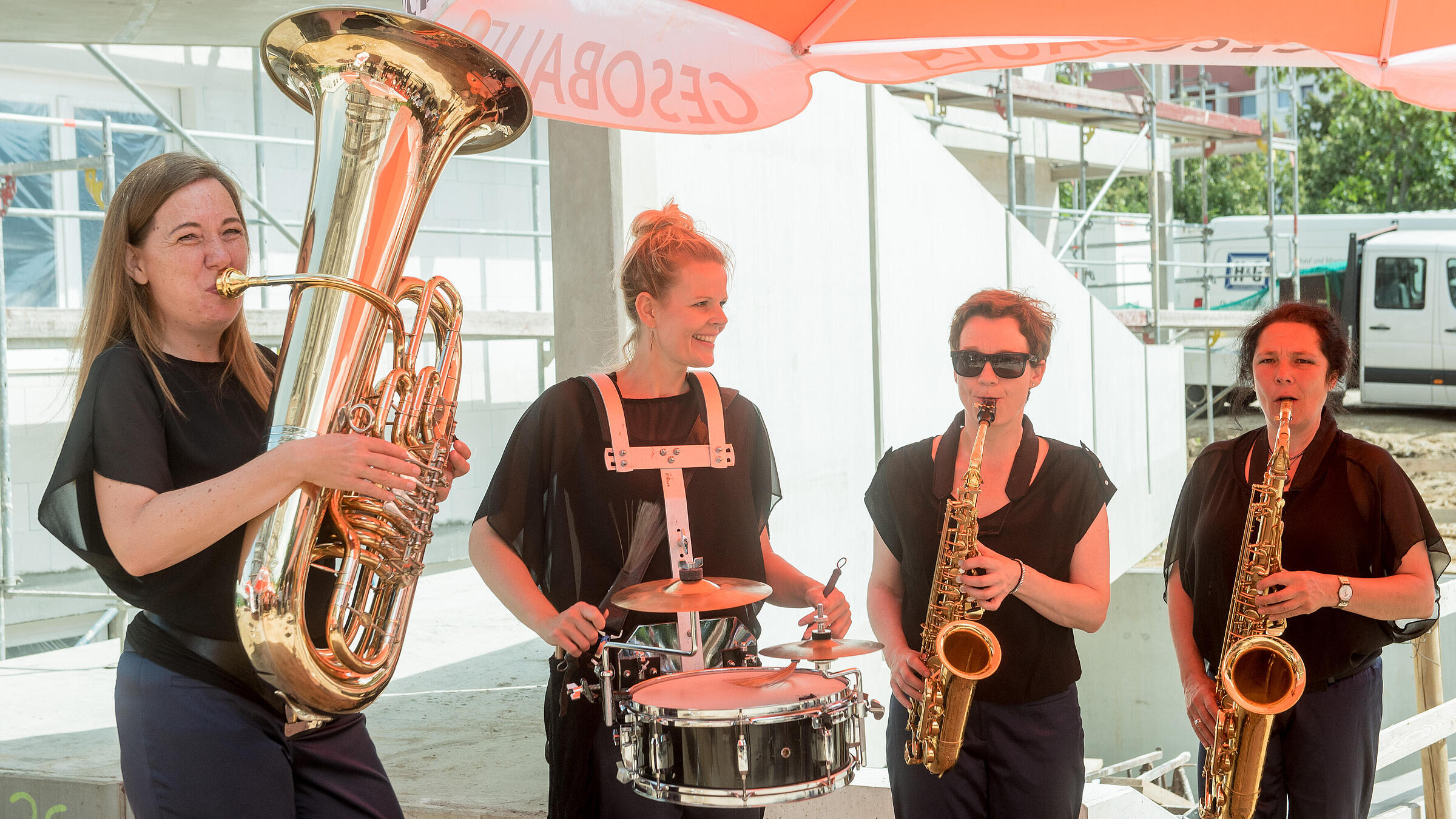 Musiker*innen beim Richtfest in der Stendaler Straße