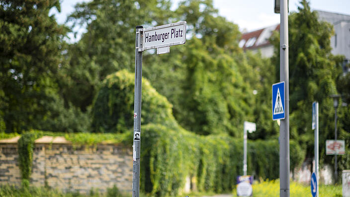 Bild zeigt ein mit Hamburger Platz beschriftetes Straßenschild.