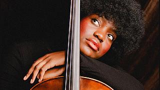 Portraitfoto der Künstlerin Savannah Hauskeller mit ihrem Cello